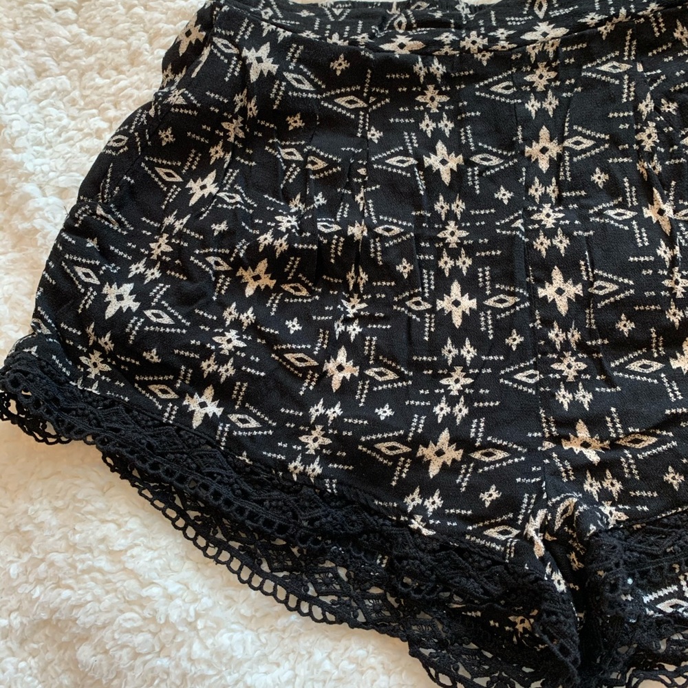 3/20$ Forever 21 Shorts Black Aztec Print Size M - Picture 3 of 11
